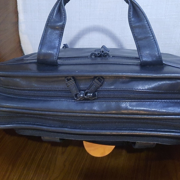 Authentic Tumi Leather Expandable Bag - Picture 10 of 11